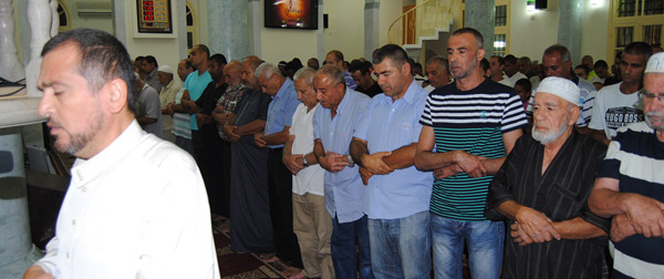  بالفيديو والصور: المئات من أهالي المدينة يؤدون صلاة التراويح في مسجد النزهة بمدينة يافا